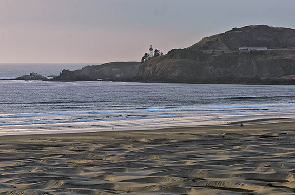 OR: North Coast Region, Lincoln County, Pacific Coast, Newport Area, Town of Newport, Agate Beach, View over the sand dunes of Agate Beach towards Yaquina Head and its lighthouse; from the Best Western Agate Beach Inn. [Ask for #278.558.]